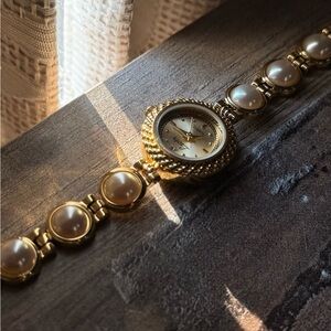 Elegant Gold and Pearl Watch⚜️